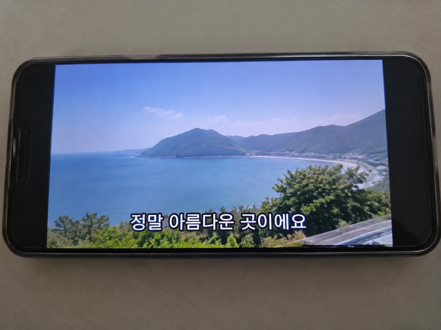 모바일 환경에 맞춰 가독성을 높인 유튜브 쇼츠 자막 편집 예시